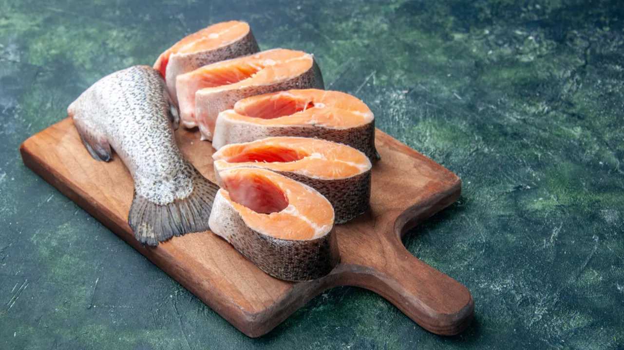 Salmón fresco en rodajas, fuente rica en Omega-3 antiinflamatorio.