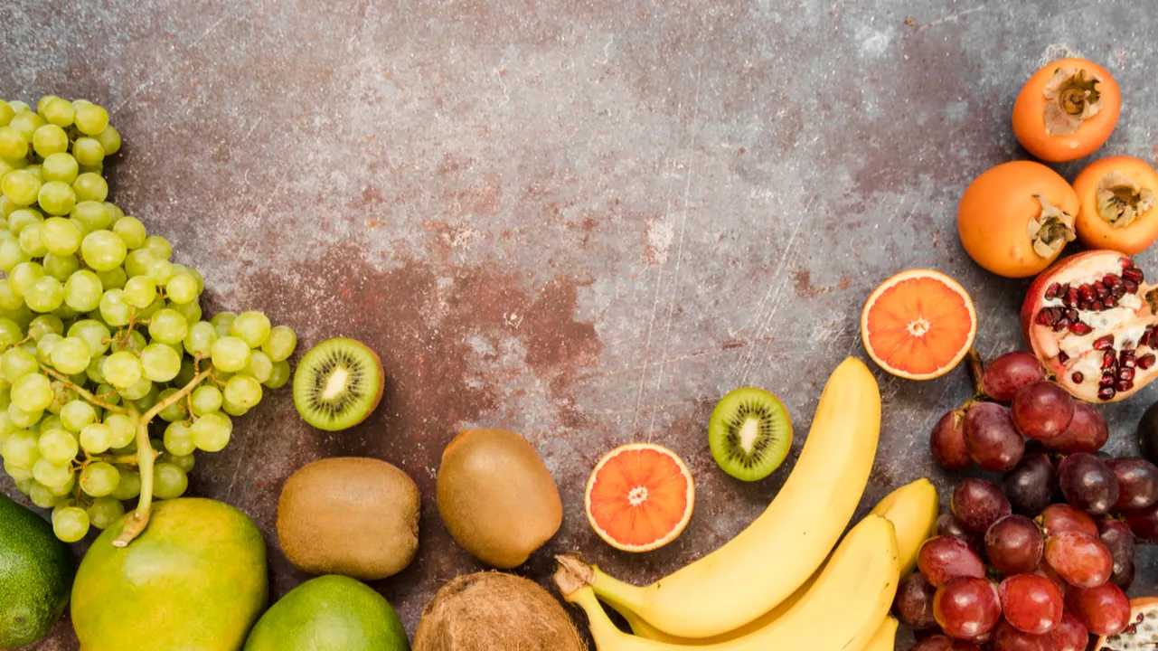 Frutas variadas para mejorar el sueño y la salud.