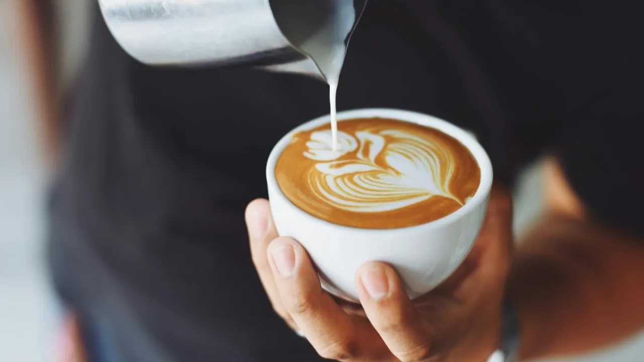 Tomar una taza de café es un ritual diario para muchos españoles.