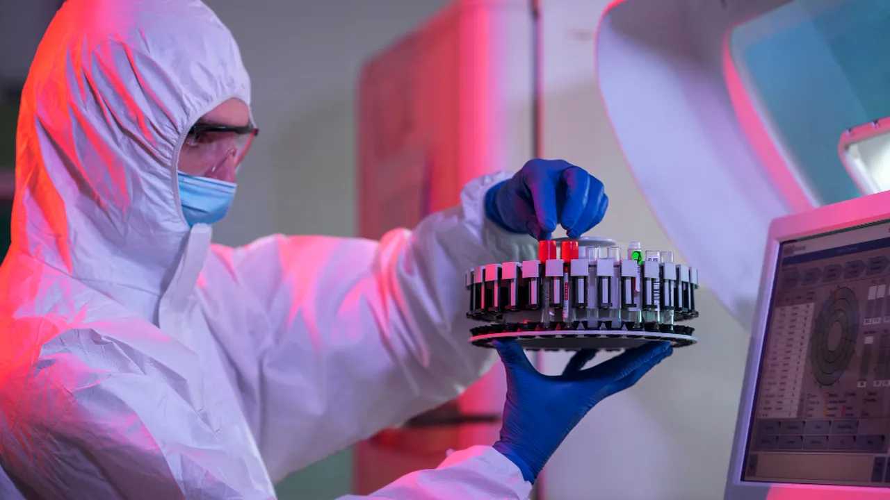 Científico analizando muestras en laboratorio avanzado de investigación biomédica.