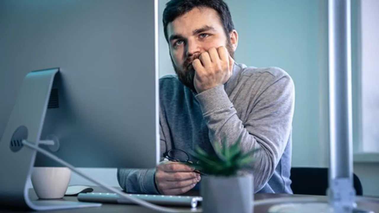 Luchando contra el aburrimiento laboral frente a la pantalla.