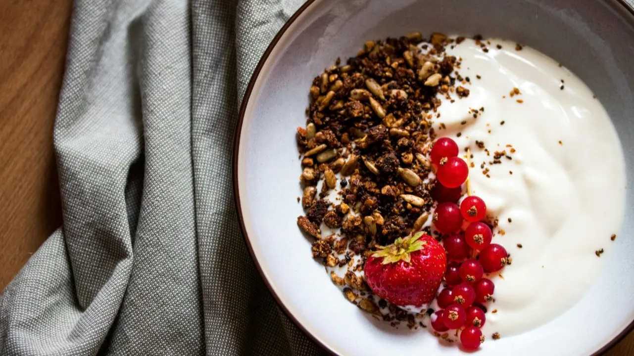 La lactoferina que posee ayuda a absorber el hierro de otro alimento y protege el hígado.