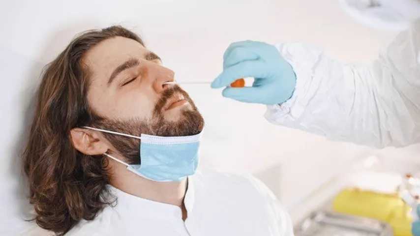 Hombre joven haciendo una prueba de coronavirus. (Foto: Freepik)