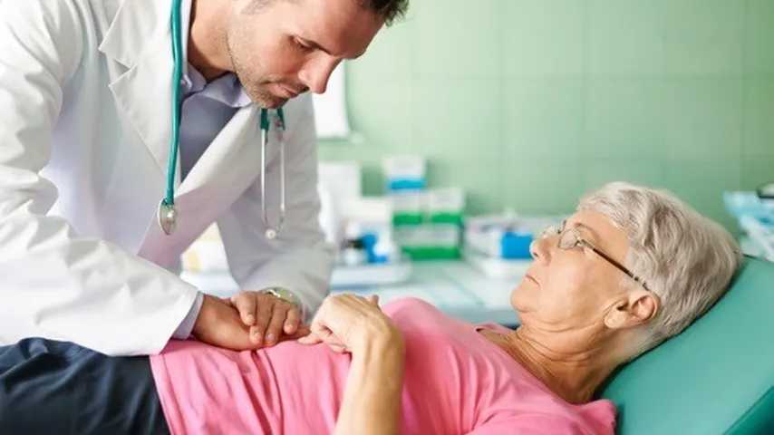 Médico explorando a una paciente con dolor abdominal. (Foto: Freepik)