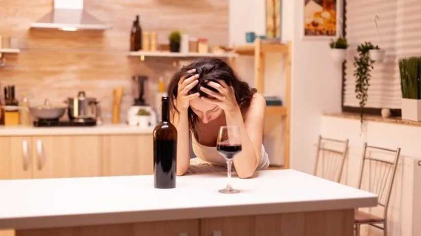 Mujer con malestar provocado por una resaca tras beber alcohol. (Foto: Freepik)